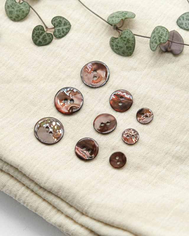 Bouton à coudre : marron en nacre Akoya 2 trous - Mercerine