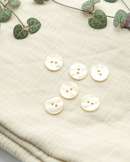 Bouton à coudre : effet nacré à 2 trous beige - Mercerine
