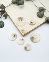 Bouton Polyester Effet Bois Brillant Ecru