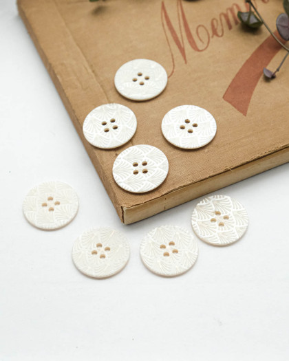 Bouton nacre à motif feuille beige à 2 trous - Mercerine
