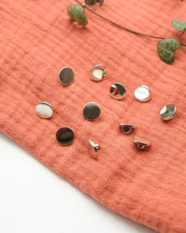 Bouton fantaisie à coudre : plat en zamak argent à pied - Mercerine