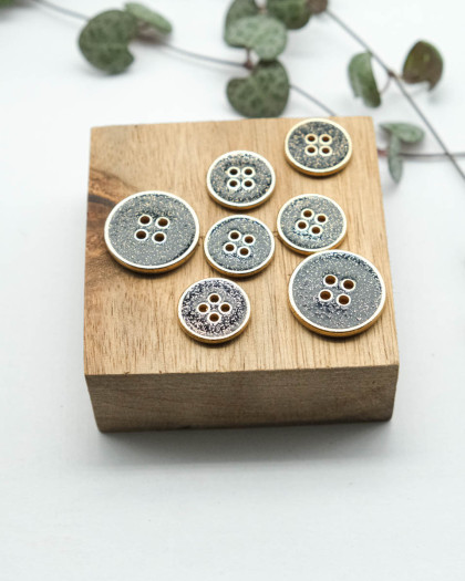 Bouton marine aux paillettes d'or et tour doré 4 trous - Mercerine