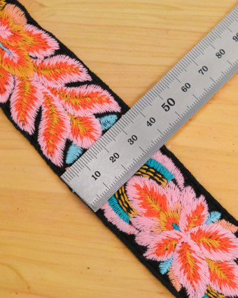 Ruban Galon Crochet Floral Fond Noir 38mm - Mercerine