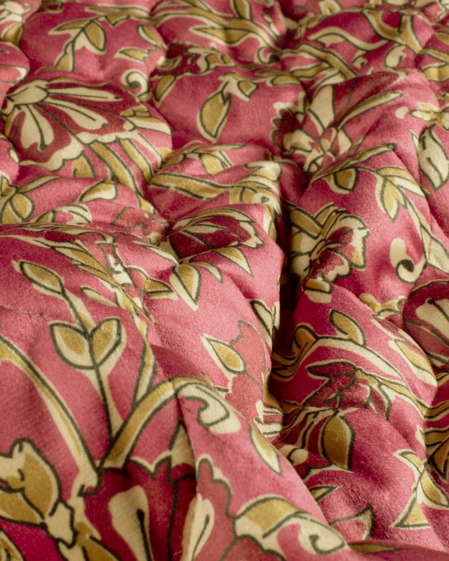 Matelassé Toucher Velours Motif Fleuri Esprit Indien Rose - Mercerine