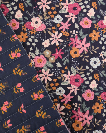 Tissu Matelassé Double Face Motif Fleuri Sur fond Bleu Nuit - Mercerine