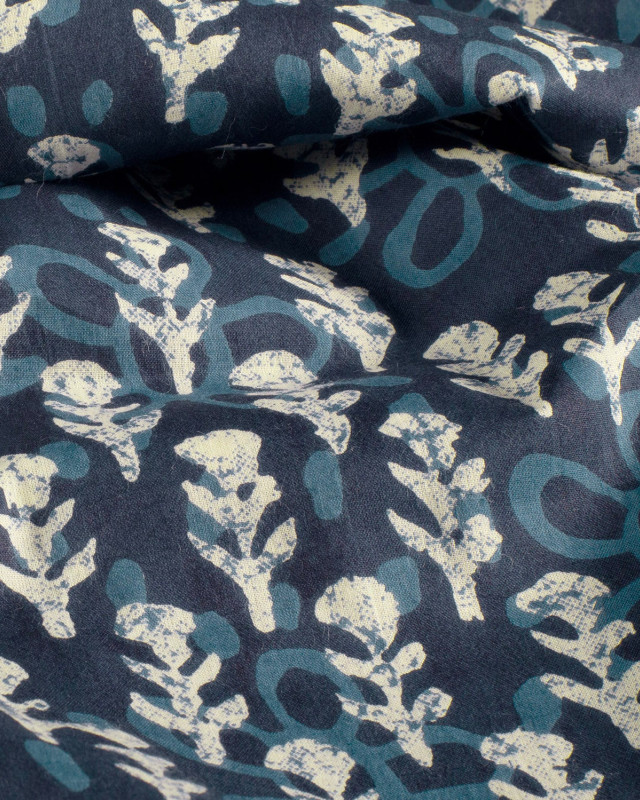 Tissu Indien : Voile de Coton  Bleu Foncé Motif Fleuri Beige et Bleu - Mercerine