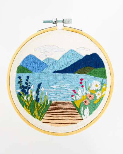 Kit Broderie - Les Fleurs du Lac Bleu - Avec Tambour 15cm - Mercerine
