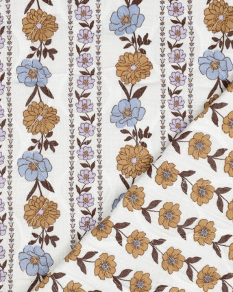 Tissu Matelassé Double Gaze Blanc Motif Fleuri Lilas et Bleu - Mercerine