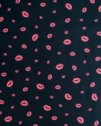 Popeline de Coton Bouche Rose Fond Navy - Mercerine