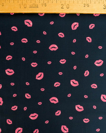 Popeline de Coton Bouche Rose Fond Navy - Mercerine