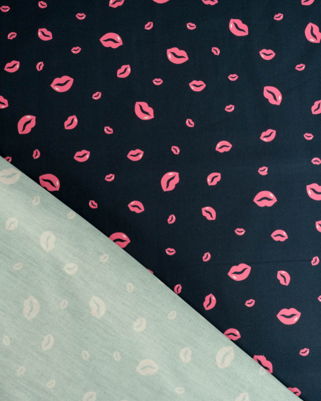 Popeline de Coton Bouche Rose Fond Navy - Mercerine