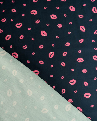 Popeline de Coton Bouche Rose Fond Navy - Mercerine