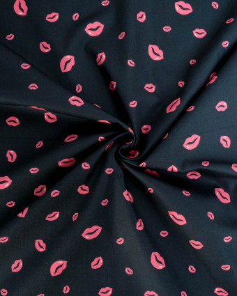 Popeline de Coton Bouche Rose Fond Navy - Mercerine