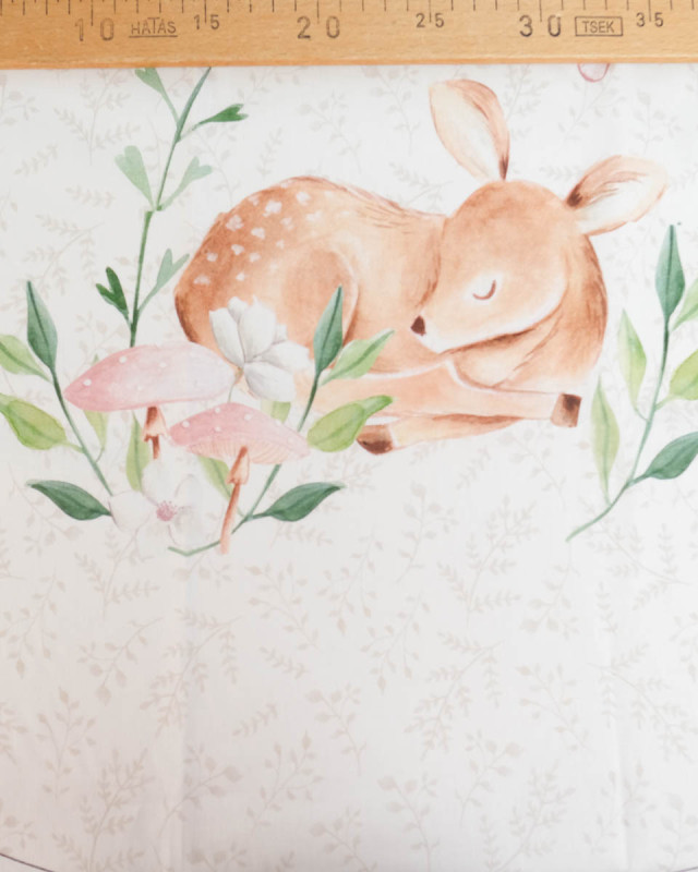 Ce panneau de tissu imprimé 140 x 100 cm pour turbulette à coudre, décoré d’un adorable faon et de motifs fleuris, est idéal pou