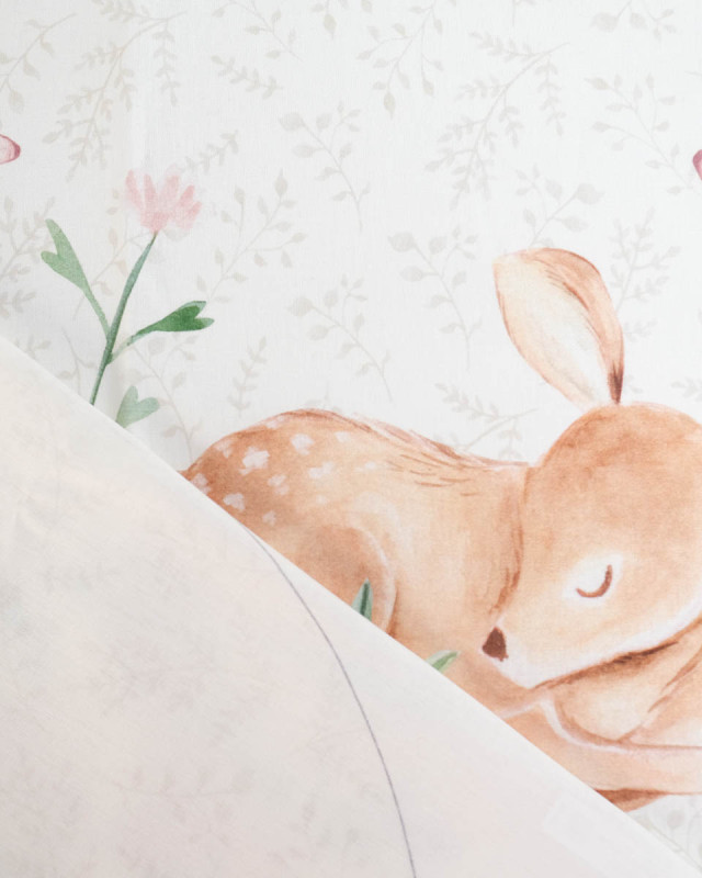 Ce panneau de tissu imprimé 140 x 100 cm pour turbulette à coudre, décoré d’un adorable faon et de motifs fleuris, est idéal pou