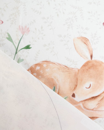Ce panneau de tissu imprimé 140 x 100 cm pour turbulette à coudre, décoré d’un adorable faon et de motifs fleuris, est idéal pou