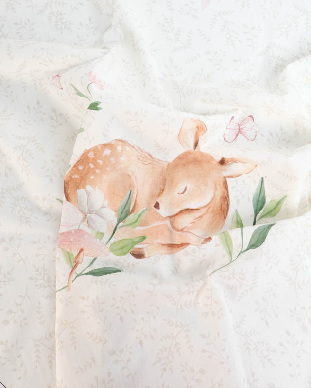 Ce panneau de tissu imprimé 140 x 100 cm pour turbulette à coudre, décoré d’un adorable faon et de motifs fleuris, est idéal pou