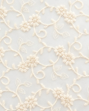 Dentelle sur tulle fleurie écrue au mètre - Mercerine