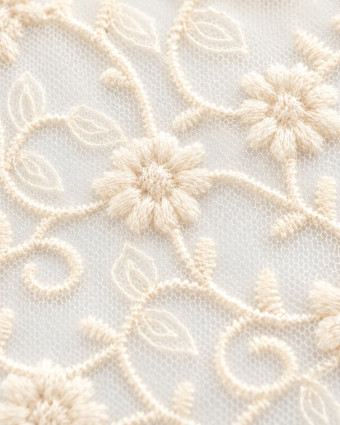 Dentelle sur tulle fleurie écrue au mètre - Mercerine