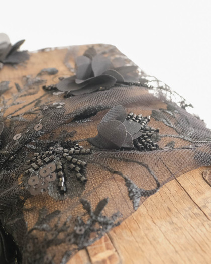 Tissu en tulle brodé noir avec fleurs en relief et sequins - Mercerine