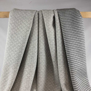 Tissu au mètre jersey matelassé gris argent quilté - Sweat marin argent - Tissu marinière au mètre - tombé