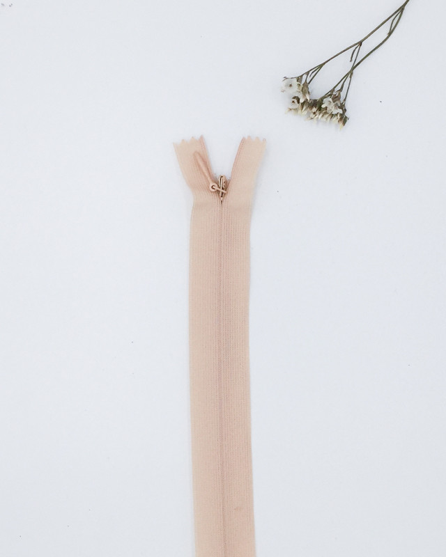 Fermeture à glissière invisible nude