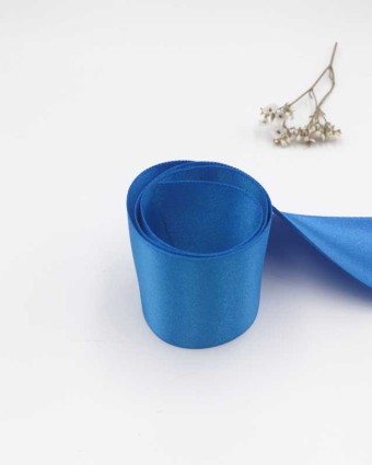 Ruban satin bleu