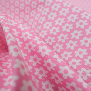 Tissu coton fleuri rose