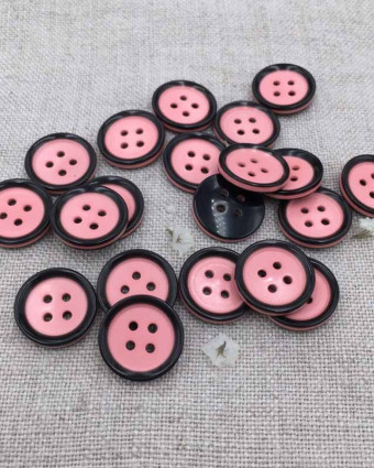 Bouton rose bord noir  15mm