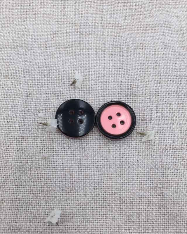 Bouton rose bord noir  15mm