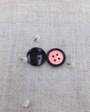 Bouton rose bord noir  15mm