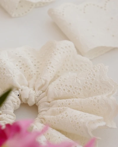 Chouchou broderie anglaise
